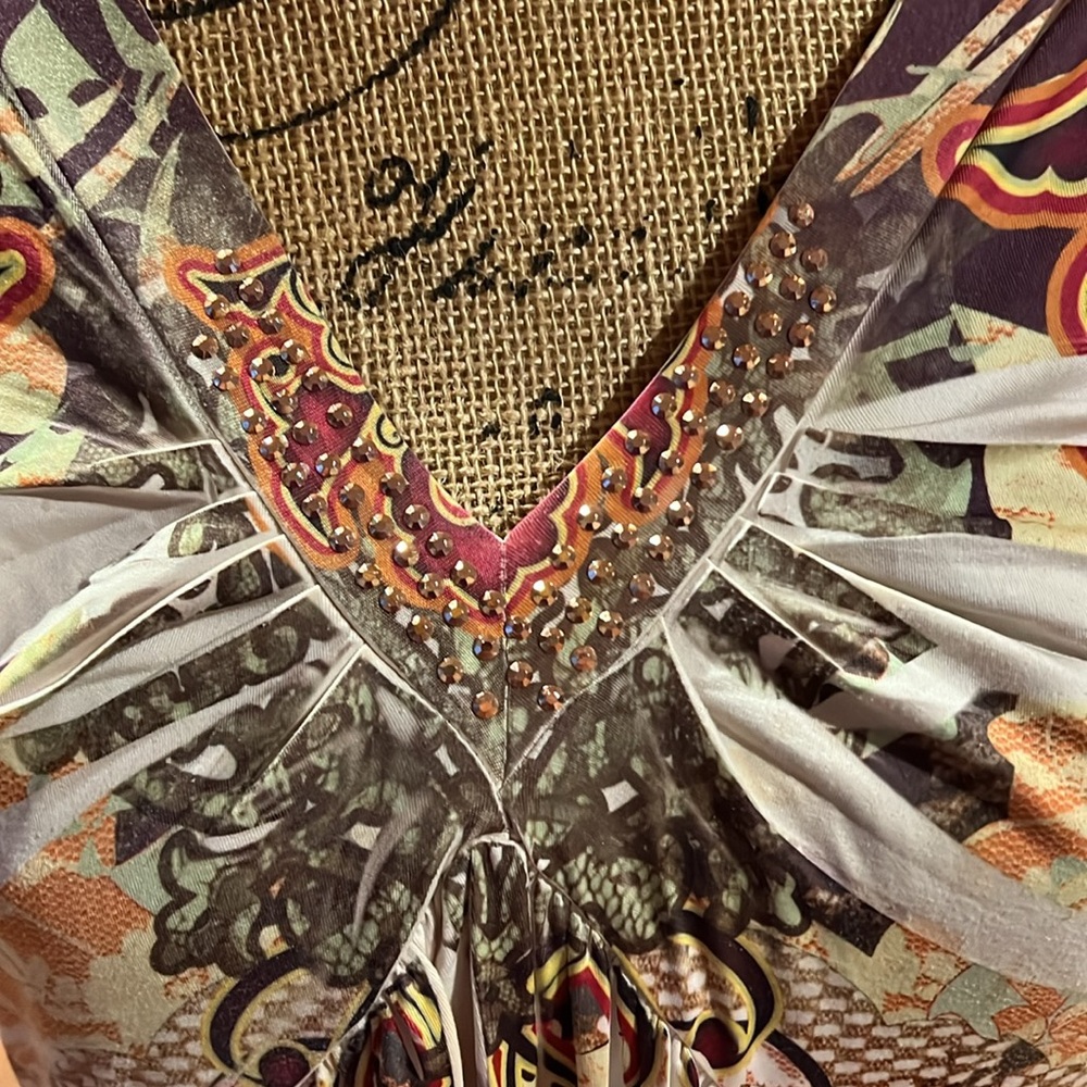 Size L patterned top with gems at neckline - Picture 2 of 4